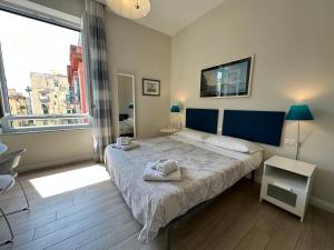 ein Schlafzimmer mit einem Bett und einem großen Fenster in der Unterkunft Domus Luca - Central Rooms in the Heart of Naples in Neapel