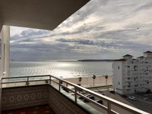 vistas al océano desde el balcón de un edificio en APARTAMENTO VISTAS AL MAR - Valdelagrana Playa, en El Puerto de Santa María