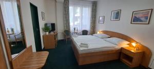 Postel nebo postele na pokoji v ubytování Hotel Legie