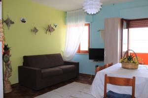 sala de estar con sofá y mesa en Appartamento Gaia a Tropea, en Tropea