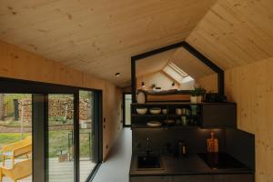 een keuken in een huis met een groot raam bij Cabin28 in Lubmin