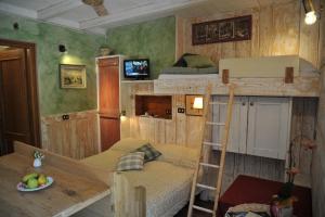 a small room with a bunk bed and a desk at Bonavia B&B in Sistiana