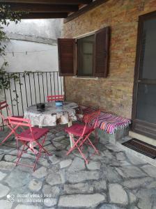 eine Terrasse mit 2 Stühlen, einem Tisch und 2 Stühlen in der Unterkunft Detached House in Sykia in Sykia