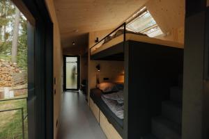 Cabin28 في لوبمين: غرفة نوم في منزل صغير مع سرير بطابقين