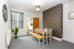 a dining room with a table and chairs at Free Parking Contractors Leisure Great Location in Lincolnshire