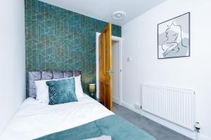 um quarto com uma cama com uma parede em tons de verde em Free Parking Contractors Leisure Great Location em Lincolnshire