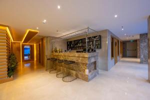 um bar no meio de uma sala em Freya Hotel em Istambul