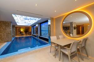 uma piscina numa sala de jantar com uma mesa e um espelho em Freya Hotel em Istambul