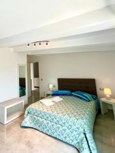 een slaapkamer met een groot bed in een kamer bij Cento Giorni B&B Costa Paestum in Capaccio-Paestum