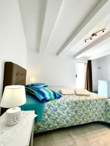 卡帕喬－帕埃斯圖姆的住宿－Cento Giorni B&B Costa Paestum，一间卧室配有一张带蓝色枕头的床