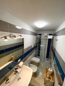卡帕喬－帕埃斯圖姆的住宿－Cento Giorni B&B Costa Paestum，一间带水槽和卫生间的浴室