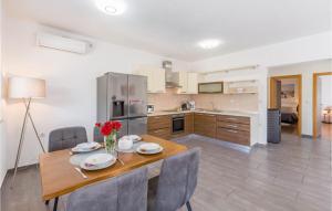 Kuchyňa alebo kuchynka v ubytovaní Holiday Home Vrecari 27