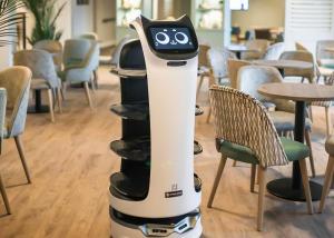 un robot sentado en el suelo en una habitación con sillas en Shorefield Country Park, en Milford on Sea