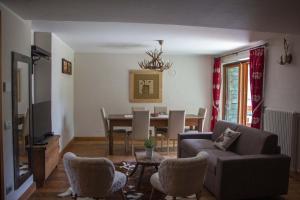 ein Wohnzimmer mit einem Sofa und einem Tisch in der Unterkunft Maison Carrel Elegant 1 in Breuil-Cervinia