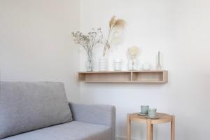 a living room with a couch and a table at Bob W Bonn Zentrum in Bonn