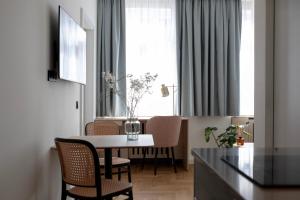 a dining room with a table and chairs and a window at Bob W Beethoven in Bonn