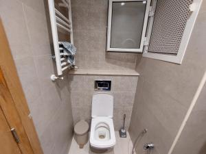 ein kleines Bad mit einem WC und einem Spiegel in der Unterkunft حي الواحات in Tunis