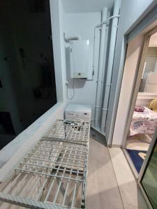 Zimmer mit einem Metallbett in einem Zimmer in der Unterkunft حي الواحات in Tunis