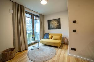 - un salon avec un canapé et une fenêtre dans l'établissement Anders Apartments, à Iéna