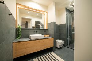 bagno con lavandino e doccia di Anders Apartments a Jena