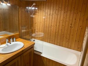 un baño con lavabo y ducha en Abeille de Chamonix, en Chamonix-Mont-Blanc