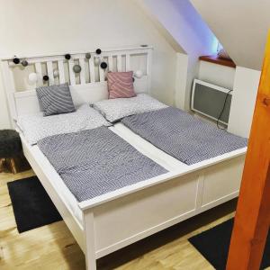 Postel nebo postele na pokoji v ubytování Chaloupka Kunčice