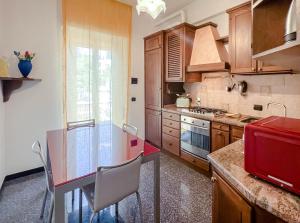 una cocina con mesa y sillas. en Appartamento con 7 posti letto, en Albissola Marina