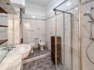 Un baño con inodoro, lavabo y ducha. en Appartamento con 7 posti letto, en Albissola Marina 5 fotos más