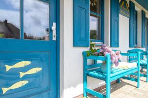 una puerta azul con delfines pintados en ella en Haus Hansi, en Wieck