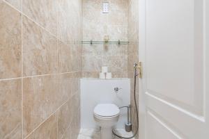 a bathroom with a toilet and a shower at Lovely apartment near Hyde Park & Oxford St in London