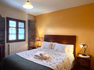 a bedroom with a bed with two towels on it at Casa Rural Jan in Beraní