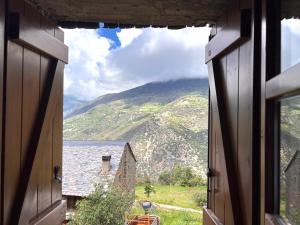 an open window with a view of a mountain at Casa Rural Jan in Beraní