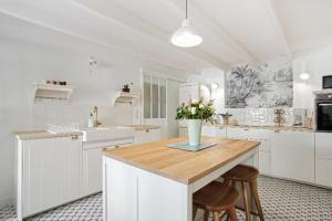 une cuisine avec une table et un vase de fleurs. dans l'établissement Villa Mamba, à Saint-Porchaire