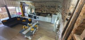 uma vista sobre uma cozinha e uma sala de estar em La suite des fouleries em Châteaudun