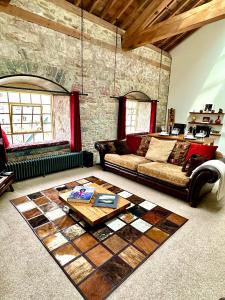 ein Wohnzimmer mit einem Sofa und einem Tisch in der Unterkunft Royal William Yard Apartments - Large and Luxurious with Free Parking in Plymouth