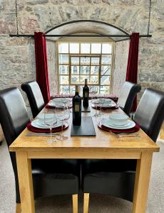 un tavolo con bicchieri da vino e una bottiglia di vino di Royal William Yard Apartments - Large and Luxurious with Free Parking a Plymouth