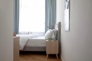 a bedroom with a bed and a window at Bob W Bonn Zentrum in Bonn