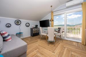 TV a/nebo společenská místnost v ubytování Apartments Panorama