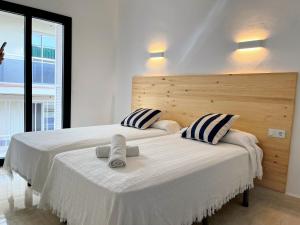 リョレート・デ・マルにあるHotel Casa Masのベッドルーム1室(ベッド2台、大きな窓付)