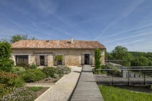 a stone house with a pathway leading to it at Villa Charmante au Perigord 10p in Fouleix, Dord in Fouleix