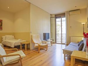 sala de estar con sofá y TV en ¡Apartamento en el centro de Barcelona!, en Barcelona