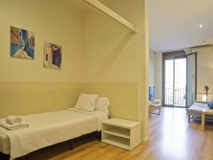 1 dormitorio con 1 cama y sala de estar en ¡Apartamento en el centro de Barcelona!, en Barcelona