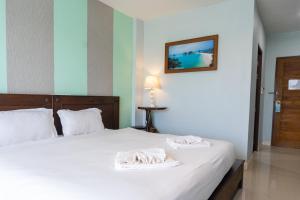 1 dormitorio con 1 cama con 2 toallas en Krabi Lighthouse @ Aonang, en Ao Nang Beach