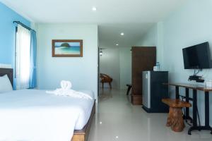 een slaapkamer met een bed en een televisie. bij Krabi Lighthouse @ Aonang in Ao Nang Beach