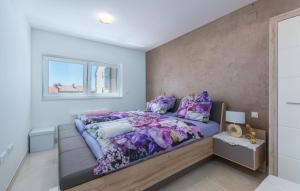 Postel nebo postele na pokoji v ubytování Modern apartments with shared pool near the sea + 34 fotografií