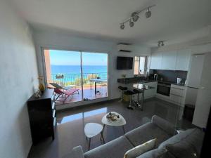Η κουζίνα ή μικρή κουζίνα στο Superbe appartement T2 Vue magnifique Sanguinaires à 50m de la plage