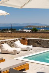 Bazén v ubytování Cycladic Breeze Villas nebo v jeho okolí