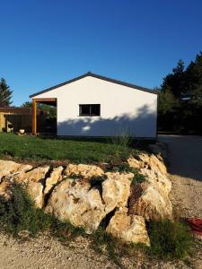 ein weißes Gebäude auf einem Steinhaufen in der Unterkunft la brasserie in Migné-Auxances