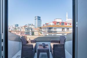 Un balcón con 2 sillas y una mesa con vistas. en Homie Suites - Newly-constructed Apartment Complex in Beşiktaş, en Estambul