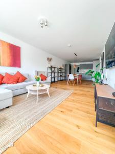 ein Wohnzimmer mit einem Sofa und einem Tisch in der Unterkunft theSunset Club - SUITE L Balkon - Küche - Parkplatz in Memmingen